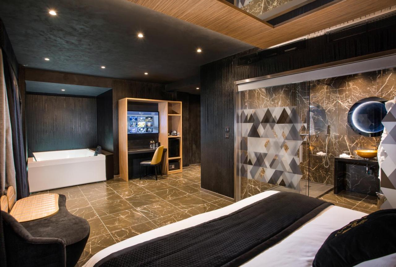Suite with Hot Tub,757766542:JPEG